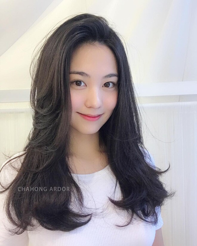 Kiểu rẽ tóc zigzag là một kỹ thuật đơn giản nhưng hiệu quả, giúp mái tóc trông dày dặn và bồng bềnh tự nhiên hơn.