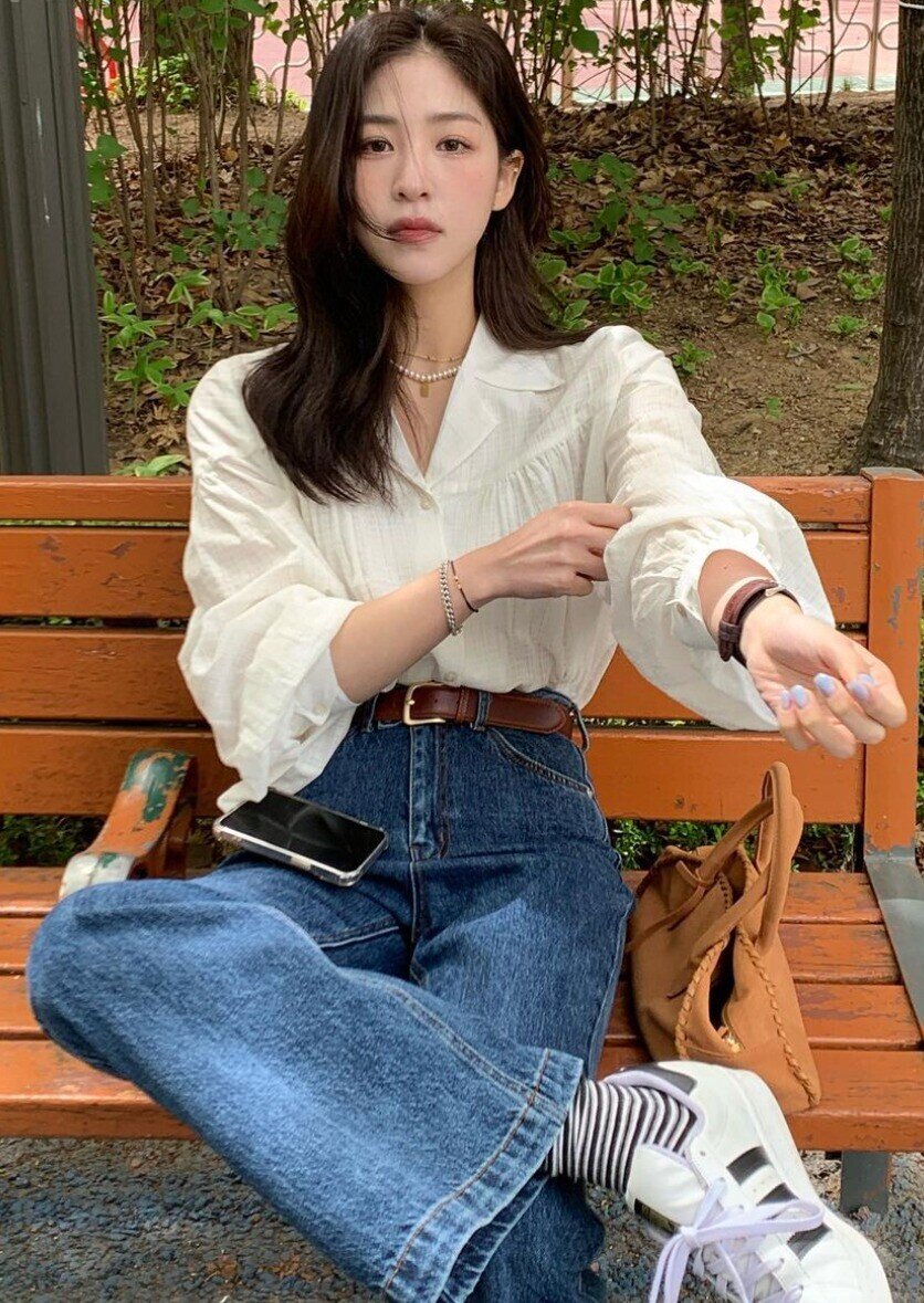 Áo blouse nữ tính kết hợp quần jeans năng động chính là công thức 2 trong 1 vừa che bụng khéo léo, vừa mang lại diện mạo thanh lịch, trẻ trung. Đây là set đồ phù hợp cho nàng công sở bận rộn, có thể diện từ văn phòng đến hẹn hò sau giờ làm.