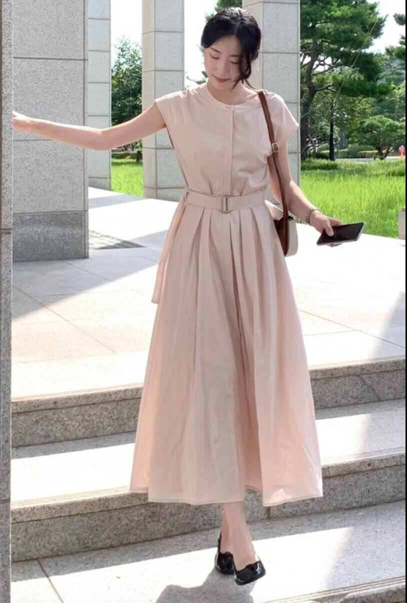 Đầm sơ mi hay đầm dáng suông luôn là “cứu tinh” cho nàng có vòng hai chưa thon gọn. Kiểu dáng rộng rãi vừa giấu bụng, vừa mang lại vẻ ngoài nhẹ nhàng, thanh lịch. Phối thêm thắt lưng mảnh hoặc sneaker trắng, tổng thể sẽ trẻ trung, gọn gàng hơn.