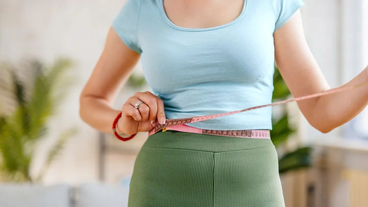 Bỏ bữa khiến cơ thể phải chịu trạng thái đói kéo dài, từ đó tăng tiết hormone cortisol – vốn làm chậm quá trình đốt mỡ và khuyến khích tích mỡ, đặc biệt ở vùng bụng.