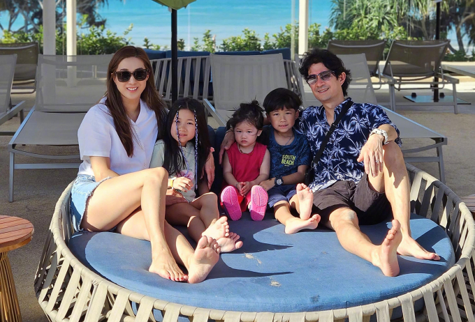 Vợ chồng Chung Gia Hân và ba con. Ảnh: Weibo