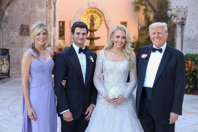 Boulos và Tiffany chụp ảnh cùng ông Trump và vợ cũ Marla Maples trong lễ cưới ở Mar-a-Lago hồi năm 2022. Ảnh: Instagram/dwp_congress