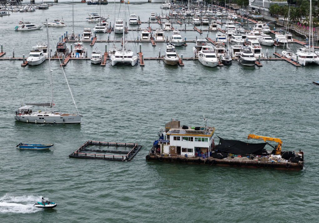 Tàu thuyền trở về cầu cảng ở thành phố Tam Á, tỉnh Hải Nam, Trung Quốc ngày 23/8 để tránh bão Kajiki. Ảnh: AFP