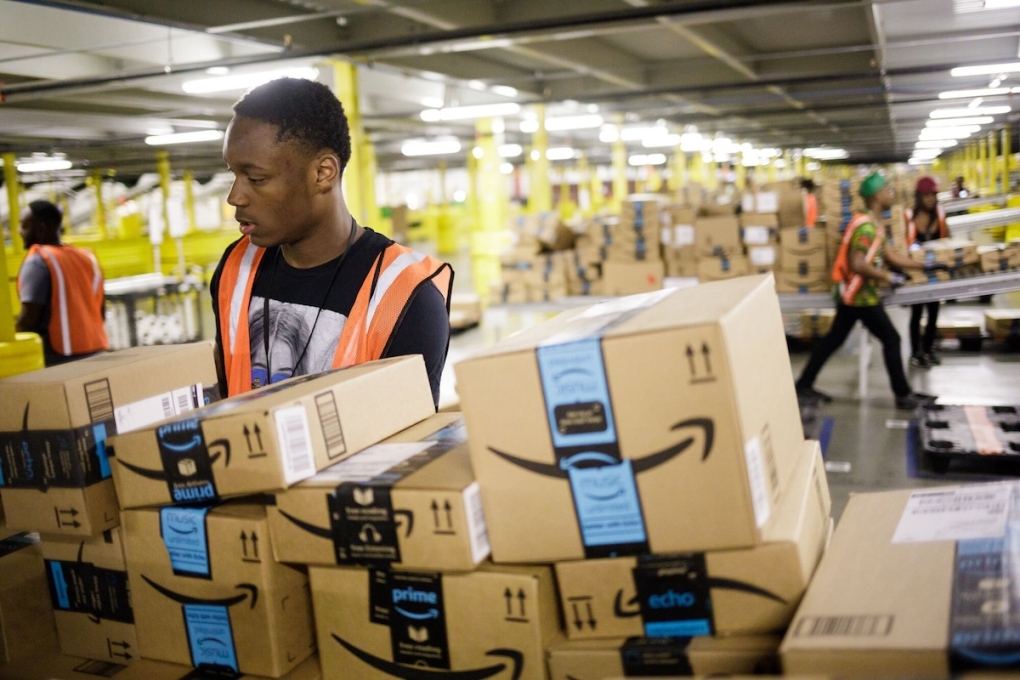 Một nhân viên xử lý đơn hàng trong kho hàng của Amazon. Ảnh: Amazon