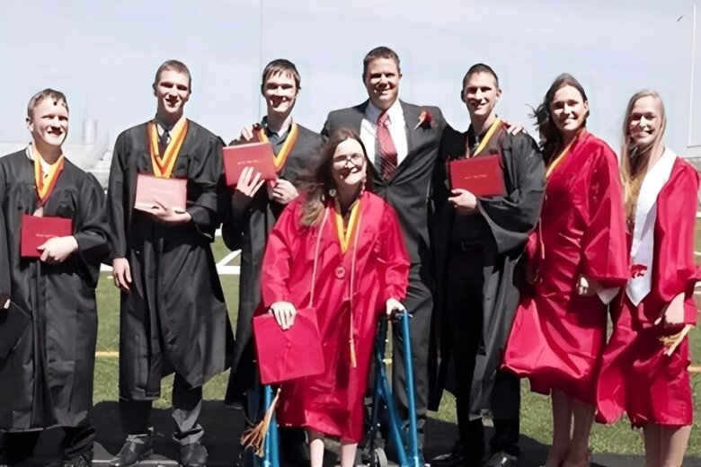 7 đứa trẻ nay đã trưởng thành, có sự nghiệp riêng và là niềm tự hào của bố mẹ.