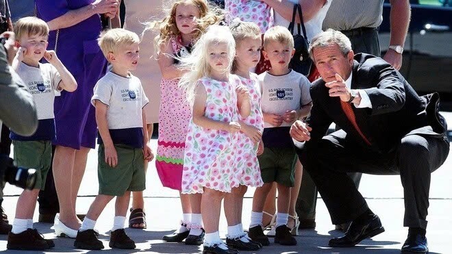 Hành trình nuôi 7 đứa trẻ của đôi vợ chồng đối diện với nhiều thách thức.