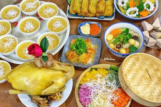 Cúng gia tiên là một mâm cơm, có thể là món mặn hoặc chay tùy vào hoàn cảnh và căn cơ của người đang sống.