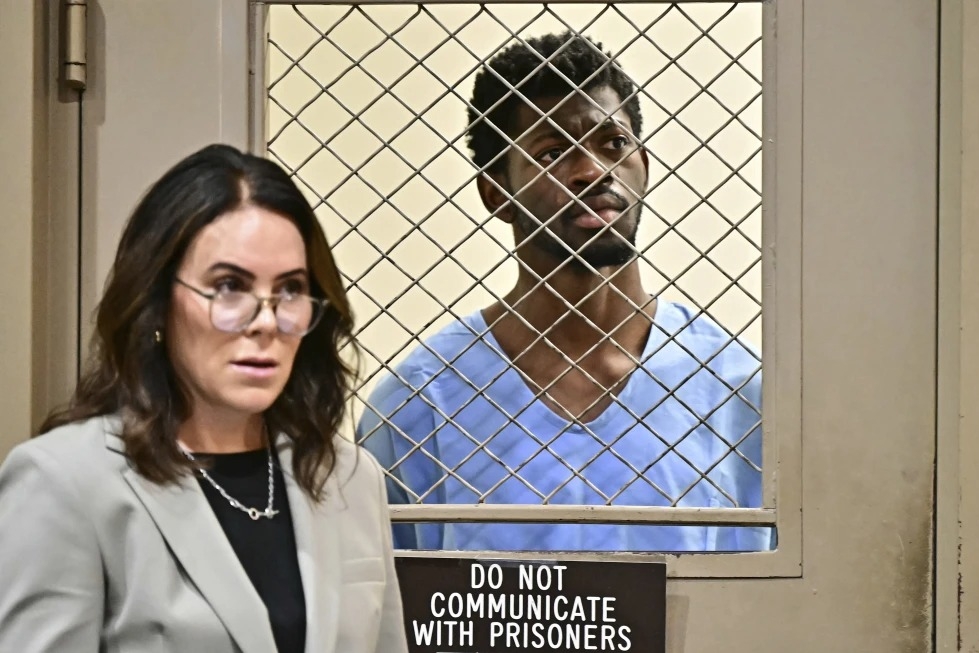 Lil Nas X đứng bên luật sư Christy O’Connor trong phiên tòa đầu tiên tại Los Angeles, ngày 25/8. Ảnh: AP