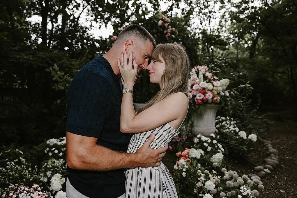Travis Kelce cầu hôn bạn gái trong khu vườn đầy hoa. Ảnh: Instagram/ Taylor Swift