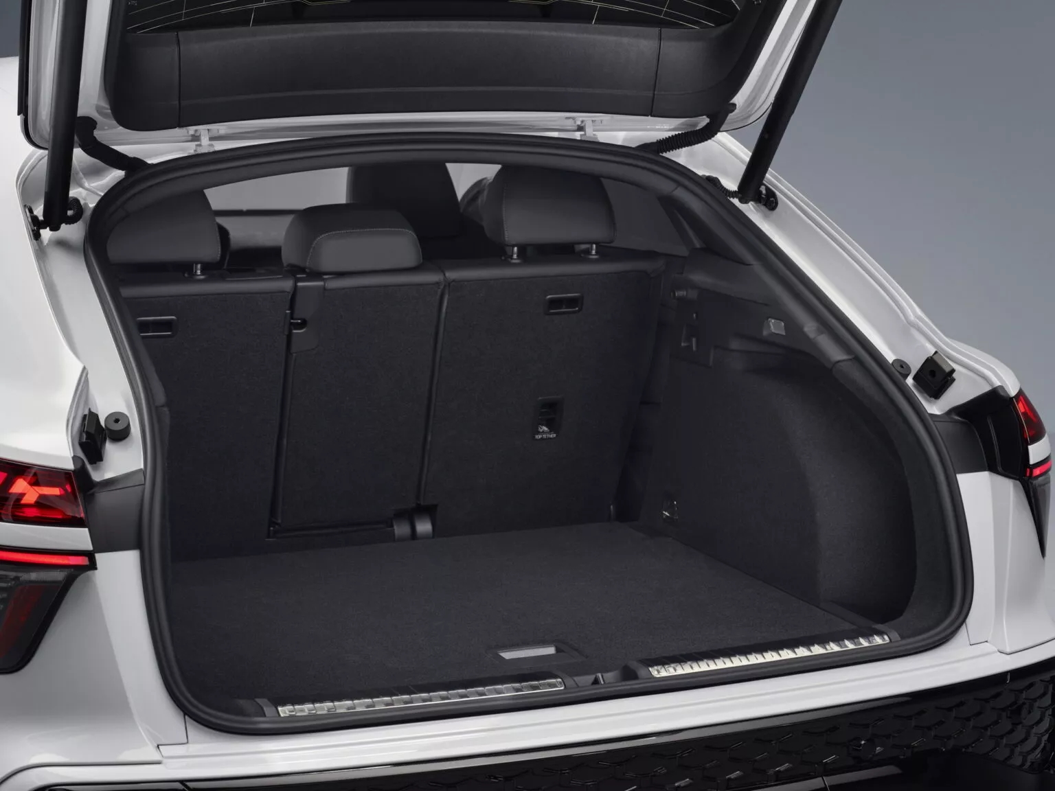 Audi Q3 Sportback 2026 ra mắt: Màn lớn hơn, mạnh tới 268 mã lực, có bản chạy được 117km không cần xăng- Ảnh 16.