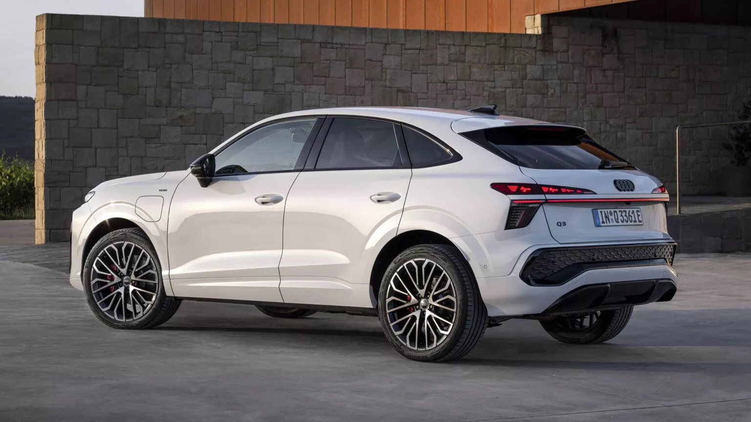 Audi Q3 Sportback 2026 ra mắt: Màn lớn hơn, mạnh tới 268 mã lực, có bản chạy được 117km không cần xăng- Ảnh 7.