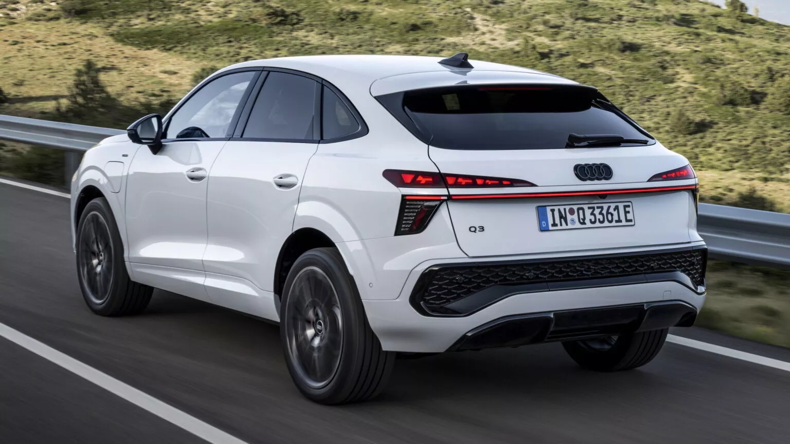 Audi Q3 Sportback 2026 ra mắt: Màn lớn hơn, mạnh tới 268 mã lực, có bản chạy được 117km không cần xăng- Ảnh 11.