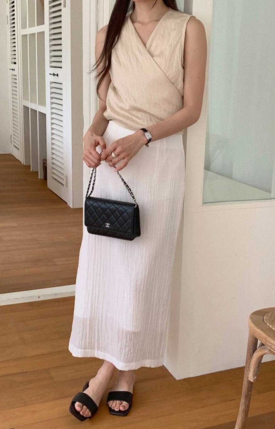 Dép quai ngang không chỉ dành cho đi chơi mà ngày càng được dân công sở ưa chuộng. Chọn kiểu dáng bản to, màu trung tính hoặc có chi tiết kim loại tinh tế, nàng có ngay vẻ ngoài hiện đại, gọn gàng. Mix cùng quần tây ống rộng hay chân váy midi đều cực hợp.