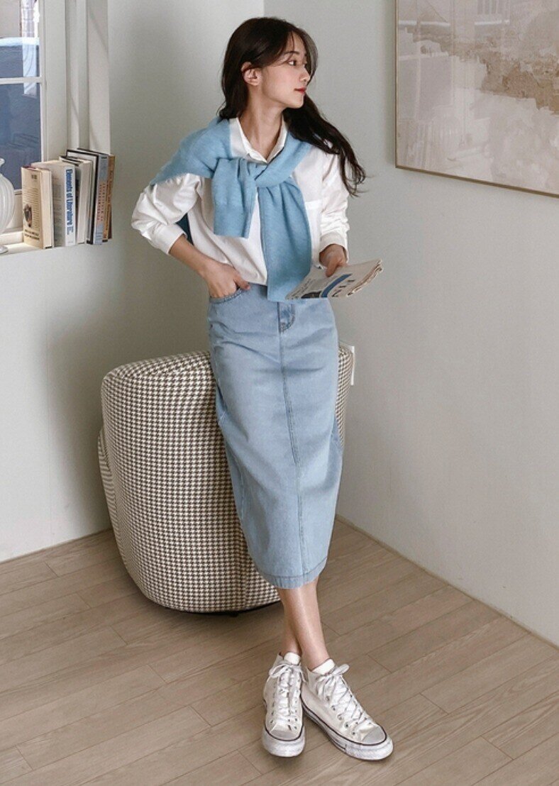 Sneaker, đặc biệt là sneaker trắng, là lựa chọn “đa năng” của dân công sở. Thiết kế đơn giản nhưng dễ phối, mang lại vẻ trẻ trung, năng động. Khi mix với blazer, sơ mi hay váy chữ A, sneaker giúp nàng vừa thoải mái, vừa giữ được sự lịch sự và sang chảnh cần thiết.