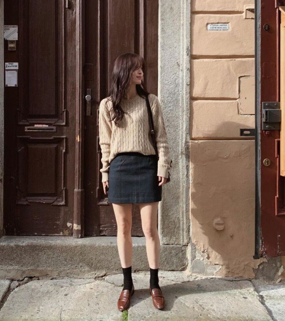 Giày loafer là lựa chọn quen thuộc của dân công sở hiện đại. Không chỉ mang lại sự thoải mái khi di chuyển, loafer còn giữ được vẻ thanh lịch cần có. Dễ phối cùng quần tây, chân váy hay jeans, item này giúp nàng công sở vừa gọn gàng vừa sang.