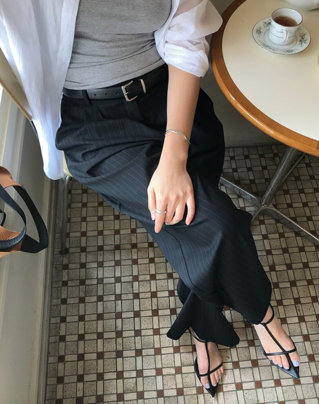 Sandal là “cứu tinh” của dân công sở những ngày nắng nóng. Với gam màu be, nude hay đen - trắng dễ phối, sandal giúp outfit thêm tinh tế, thanh nhã. Thiết kế nhẹ nhàng, thoáng mát nhưng vẫn chuyên nghiệp, item này mang đến sự thoải mái cả ngày dài.