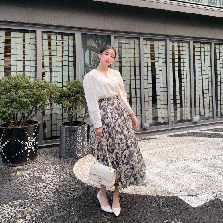 Váy có eo cao giúp thu hút sự chú ý vào vòng 2 thay vì phần thân dưới.