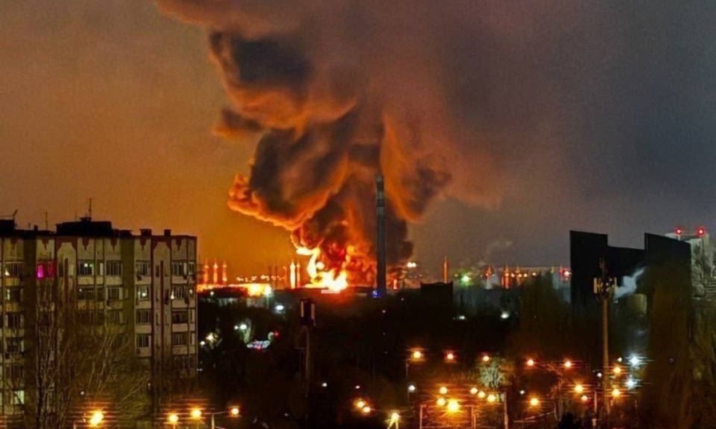 Đám cháy lớn bùng lên từ một kho dầu ở Engels, Nga, sau cuộc tấn công bằng máy bay không người lái của Ukraine hồi tháng một. Ảnh: X/AKamyshin