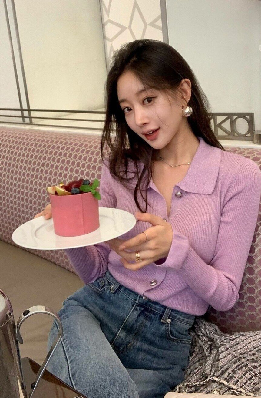 Áo len tăm tay dài giúp tôn dáng gọn gàng, hợp cả công sở lẫn street style, diện suốt mùa, đặc biệt Thu - Đông vẫn luôn trẻ trung, cuốn hút.