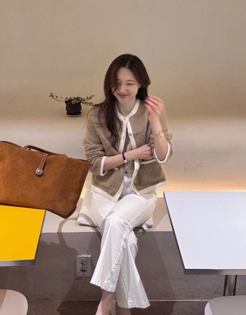 Nếu chỉ được chọn một chiếc áo để diện suốt mùa Thu – Đông 2025, tôi chắc chắn đây là amp;#34;chân áiamp;#34; của mọi chị em - 6