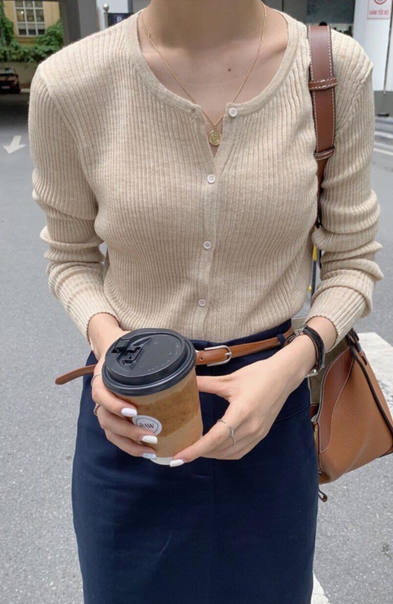 Chỉ cần sở hữu vài chiếc với gam màu cơ bản, nàng đã có thể mix-match hàng chục công thức khác nhau, từ công sở đến street style. Một khoản đầu tư nhỏ nhưng đem lại hiệu quả dài lâu, áo len tăm tay dài chính là minh chứng cho thời trang thông minh, bền vững và đầy cuốn hút.