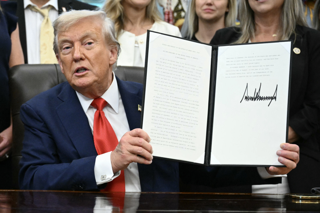 Tổng thống Mỹ Donald Trump công bố một sắc lệnh tại Phòng Bầu dục ngày 25/8. Ảnh: AFP