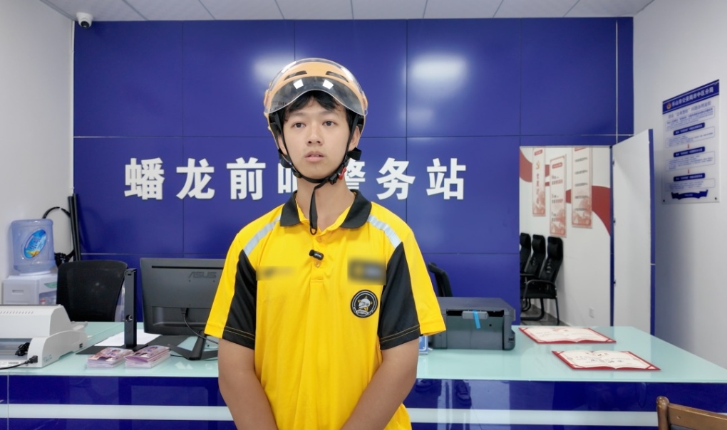 Trương Côn tại trụ sở cảnh sát ở thành phố Lạc Sơn ngày 12/8. Ảnh: Ifeng