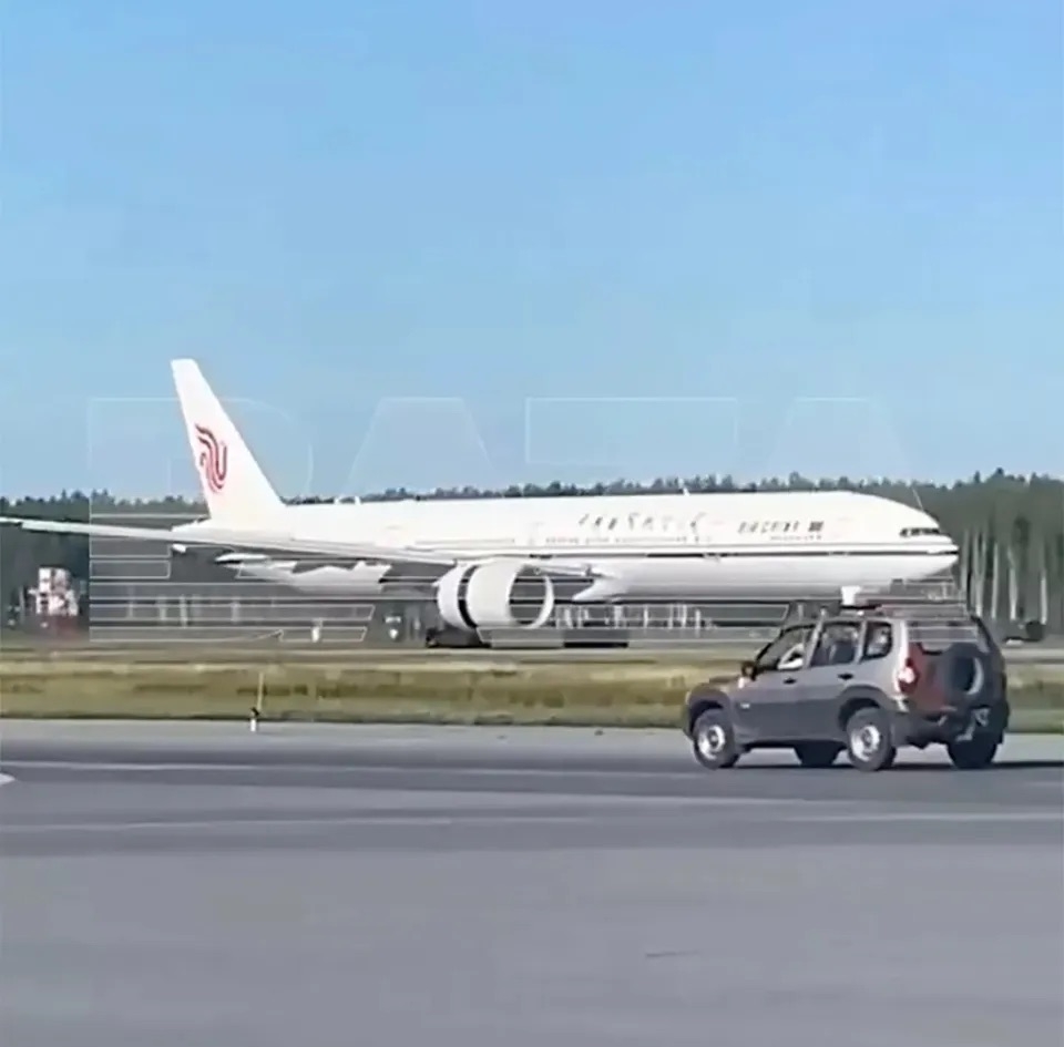 Máy bay Air China tại sân bay Nizhnevartovsk ở Siberia, Nga ngày 26/8. Ảnh: Baza