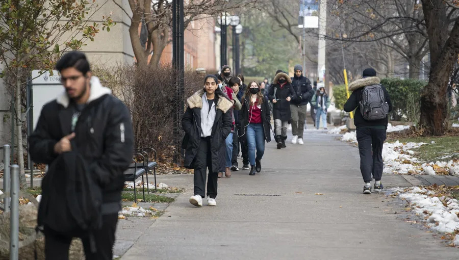 Sinh viên đi bộ trên phố St. George gần Đại học Toronto, tháng 11/2022. Ảnh: Globe and Mail