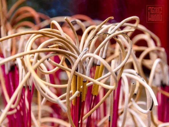 Bát hương tụ lộc thường có nhiều vòng tàn hương, chắc chắn và được lâu thì càng tốt theo phong thủy.