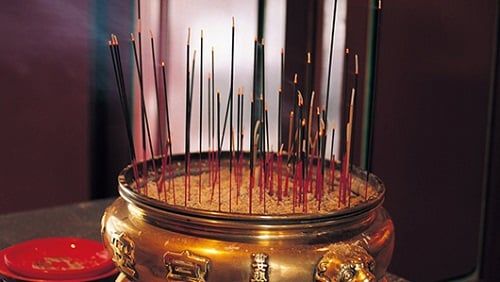 Hiện tượng bát hương bốc cháy từ trên xuống, được gọi là hóa dương, là một điềm báo may mắn trong phong thủy.