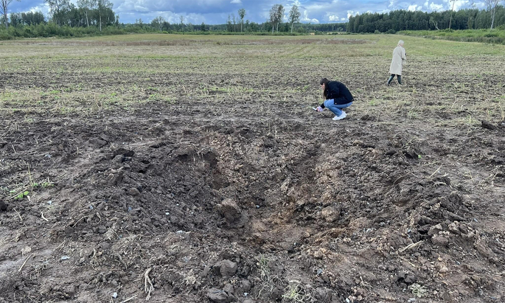 Hố trên cánh đồng ở Estonia nơi mảnh vỡ UAV nghi của Ukraine rơi xuống trong ảnh chụp ngày 25/8. Ảnh: ERR