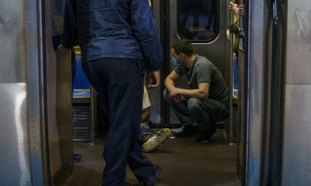 Một người da màu được cứu sống sau khi quá liều do dùng ma túy trên tàu điện ở Forest Park, Chicago, năm 2022. Ảnh: Chicago Tribune