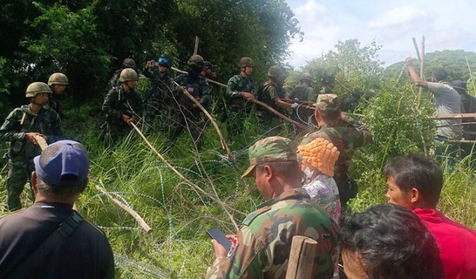 Dân làng Campuchia đụng độ với binh sĩ Thái Lan ở tỉnh Banteay Meanchey ngày 26/8. Ảnh: Bộ Quốc phòng Campuchia