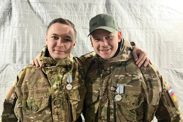 Ivan Chenin (bên phải) tình nguyện ký hợp đồng với quân đội Nga tham chiến ở Ukraine. Ảnh: Al Jazeera