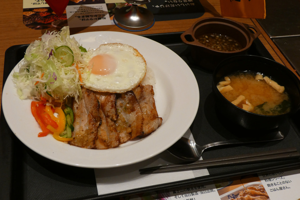 Một phần Cơm thịt heo phong cách cơm tấm Việt Nam của Matsuya. Ảnh: Taihen