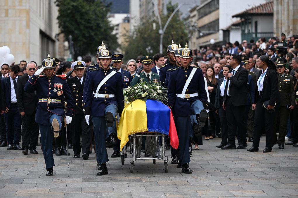 Các thành viên đội cận vệ tổng thống di chuyển quan tài ông Miguel Uribe sau tang lễ tại nhà thờ ở thủ đô Bogota, Colombia ngày 13/8. Ảnh: AFP