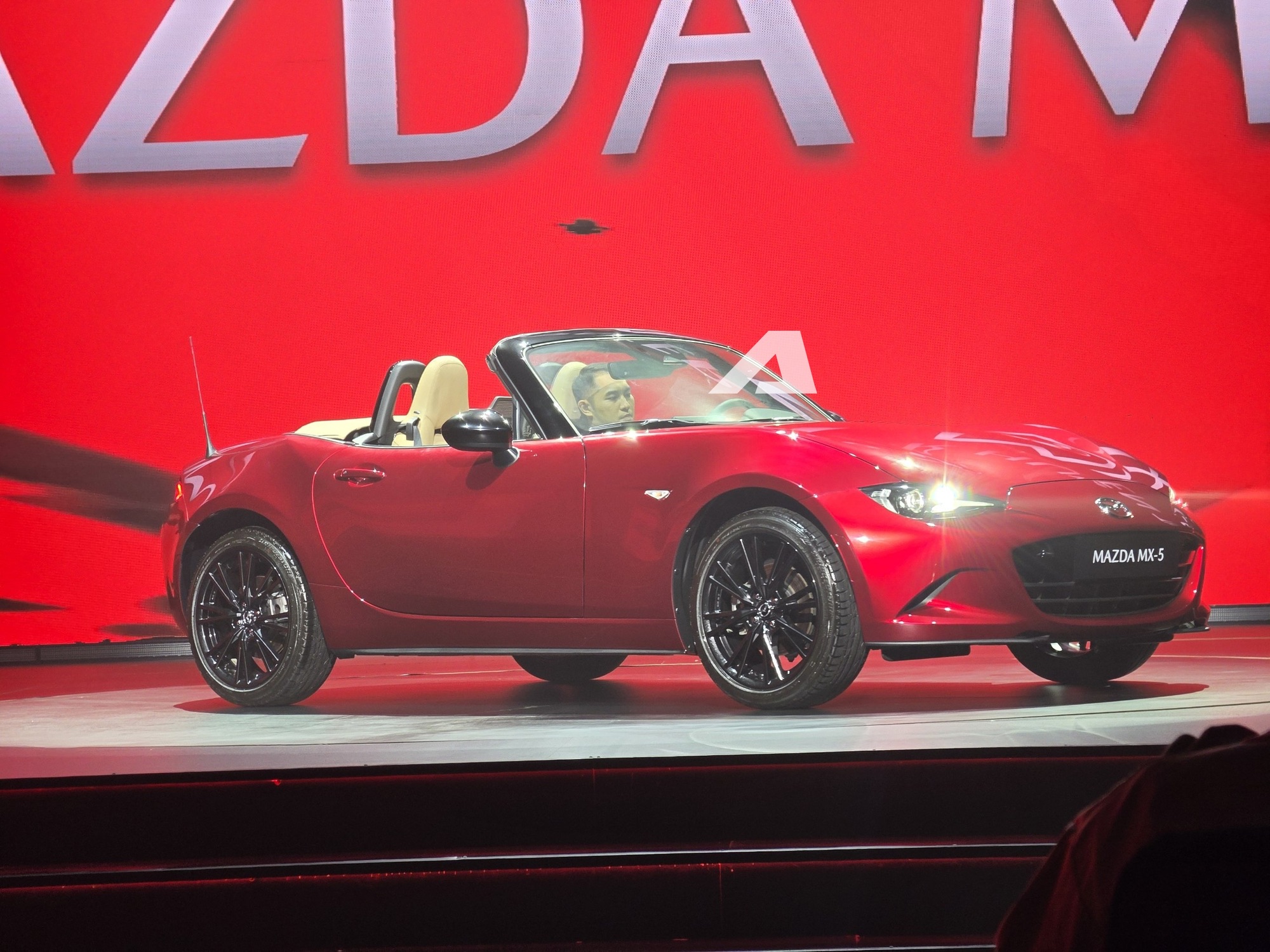 Mazda MX-5 ra mắt Việt Nam chưa lâu đã rục rịch đổi động cơ điện, kỹ sư hãng cố ‘ép’ khối lượng chỉ khoảng 1 tấn dù kèm theo pin - Ảnh 4.