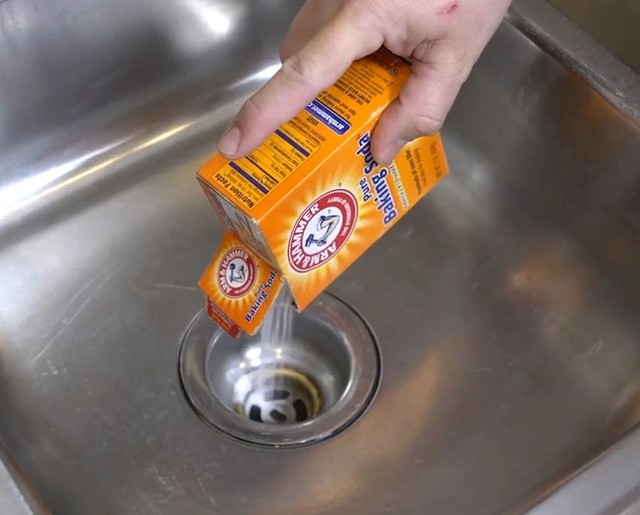 Bột baking soda là nguyên liệu không thể thiếu của những chị em mê làm bánh, nhưng nó còn có một công dụng tuyệt vời khác đó là giúp tẩy rửa hiệu quả vết ố bám trên bồn rửa bát.