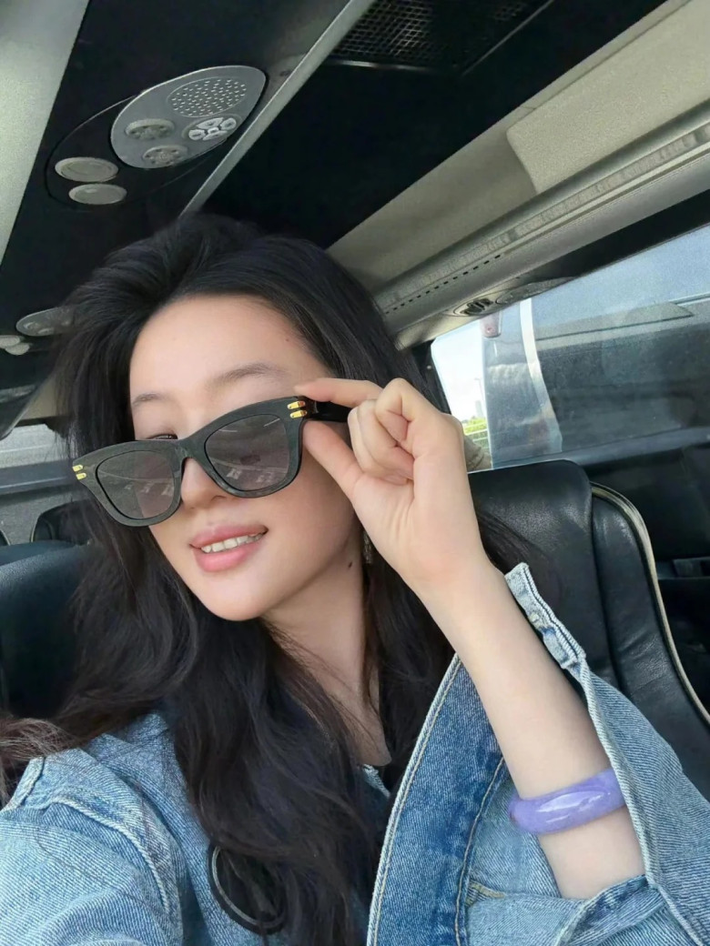 amp;#34;Thần tiên tỷ tỷamp;#34; Lưu Diệc Phi mê mẩn chiếc vòng ngọc màu tím, phối đơn giản vẫn sang ngút ngàn - 3