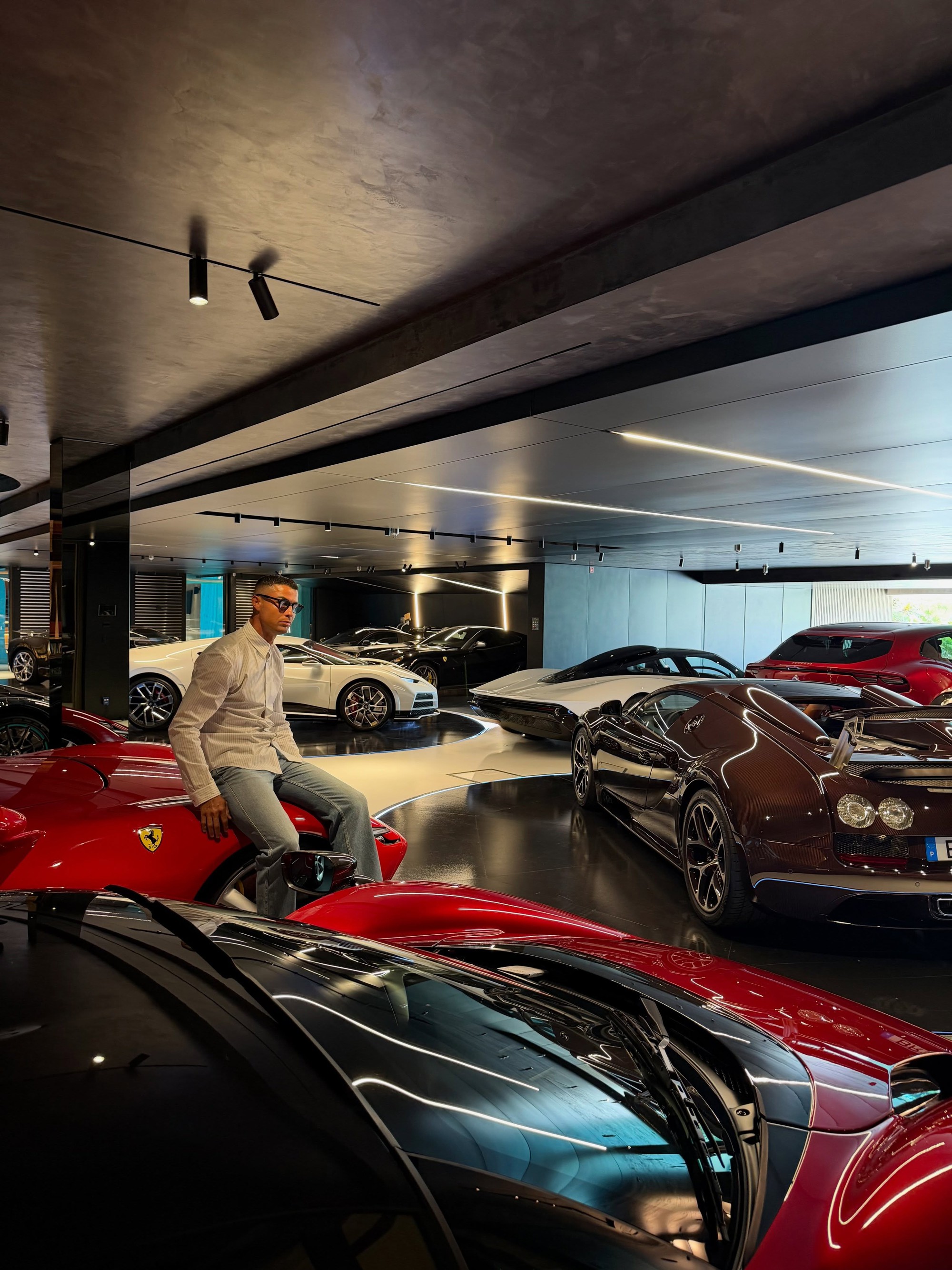 Cristiano Ronaldo khoe khéo garage triệu USD: Toàn siêu phẩm giới hạn, quy tụ dàn Bugatti và Ferrari đắt đỏ - Ảnh 1.