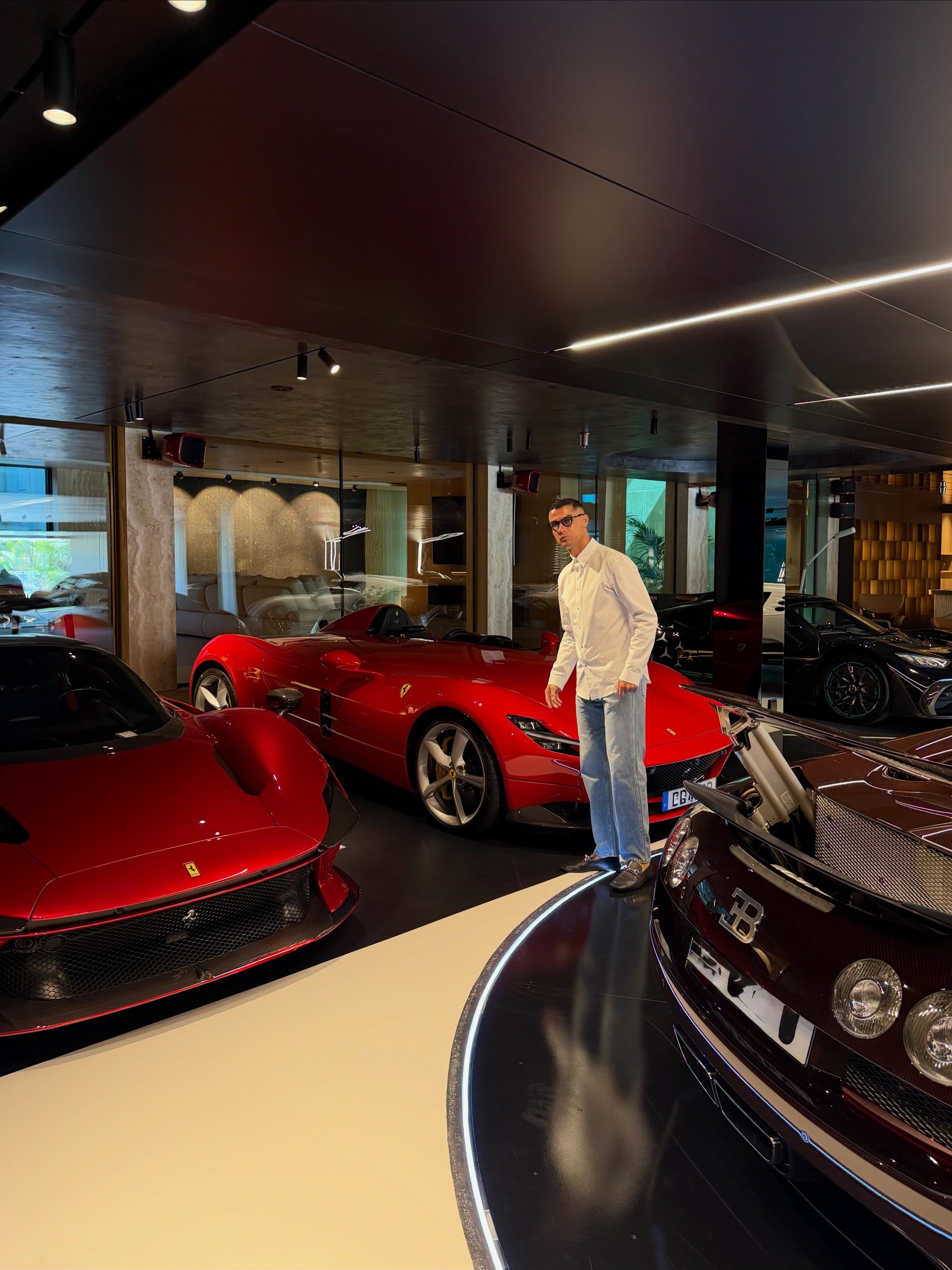 Cristiano Ronaldo khoe khéo garage triệu USD: Toàn siêu phẩm giới hạn, quy tụ dàn Bugatti và Ferrari đắt đỏ - Ảnh 2.