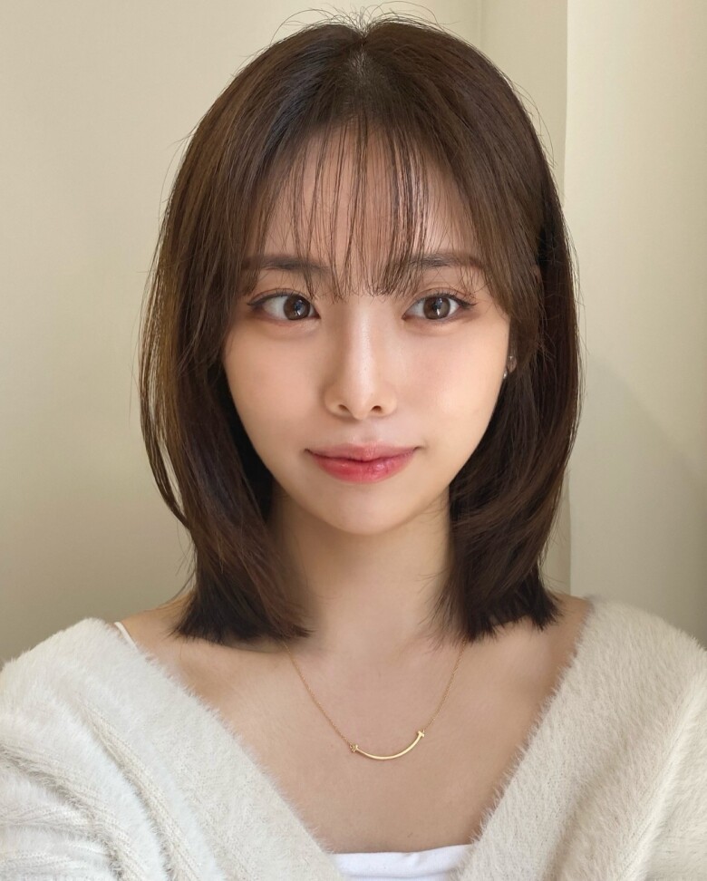 Tóc layer mái thưa là gợi ý lý tưởng cho những chị em muốn làm mới diện mạo. Phần mái mỏng kết hợp cùng các lớp tóc ôm mặt giúp gương mặt mềm mại hơn, mang lại vẻ ngoài trẻ trung, dịu dàng nhưng vẫn giữ được nét thanh lịch, chuyên nghiệp.