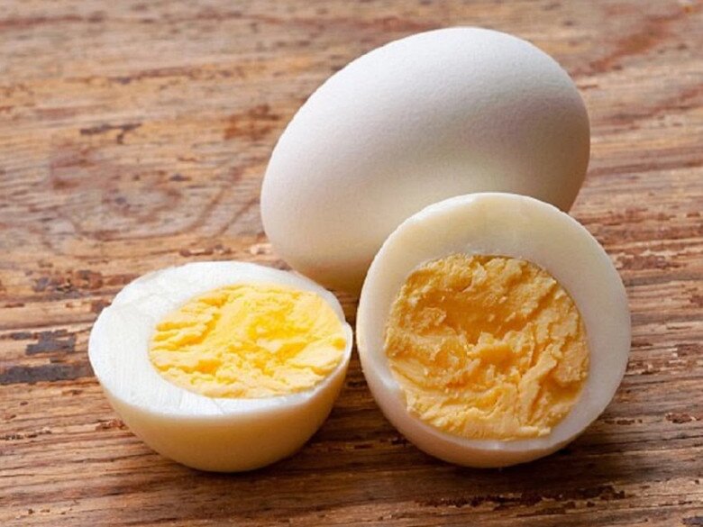Trứng gà chứa nhiều protein và biotin – hai dưỡng chất quan trọng tham gia cấu tạo sợi tóc.