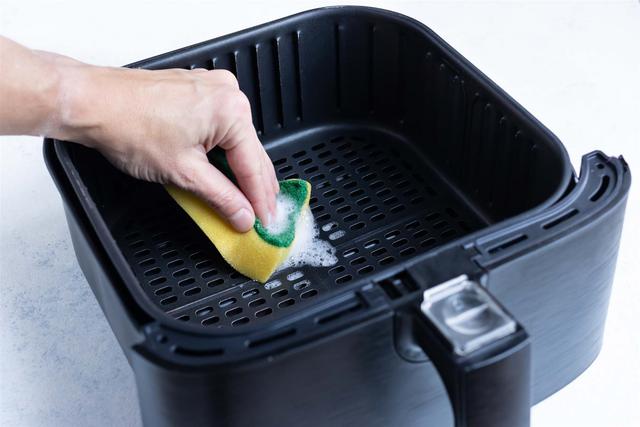 Sau mỗi lần sử dụng, bạn cần vệ sinh khay chiên và lau sạch lòng nồi để tránh đóng cặn.