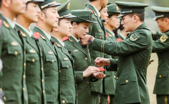 Anh dần quan tâm và dành những cử chỉ ân cần cho nữ diễn viên.