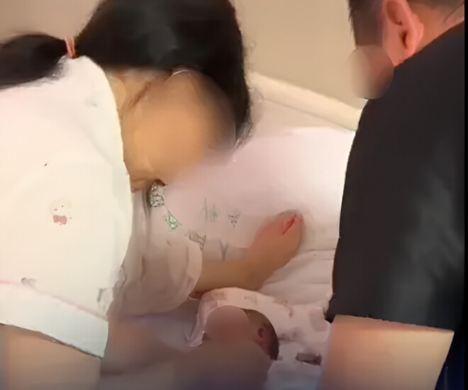 Sản phụ U50 nhập viện vì đau bụng nhưng lại bất ngờ sinh con.