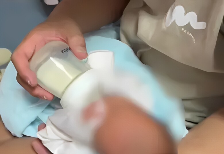 Thấy mẹ U50 đau bụng, con gái 26 tuổi đưa đi khám ai ngờ bà chuyển dạ sinh con, không hề biết mình có thai - 3