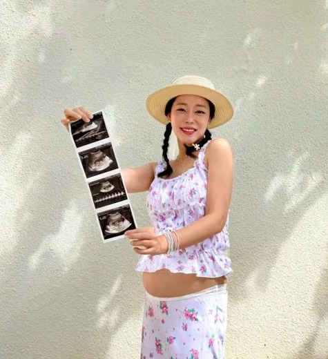 Nữ ca sĩ chia sẻ niềm vui mang thai với nụ cười rạng rỡ.