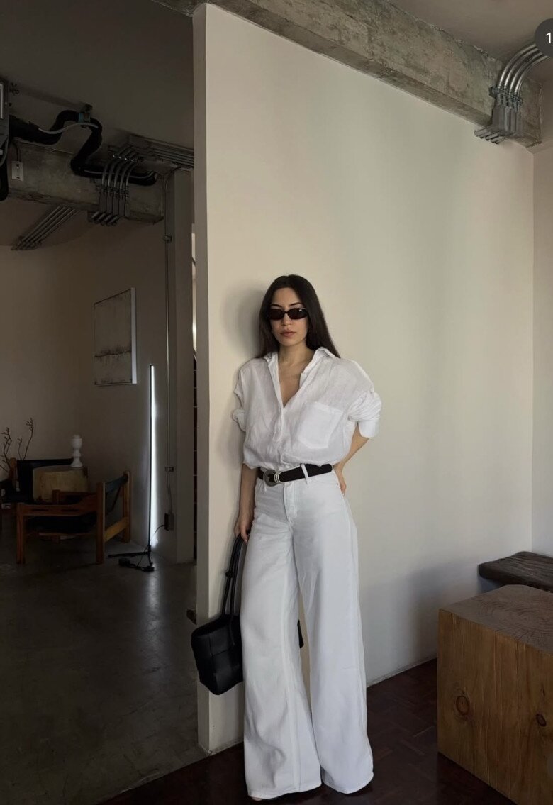 Áo sơ mi suông kết hợp quần cạp cao ống đứng giúp tạo hiệu ứng vóc dáng cân đối và thanh thoát.